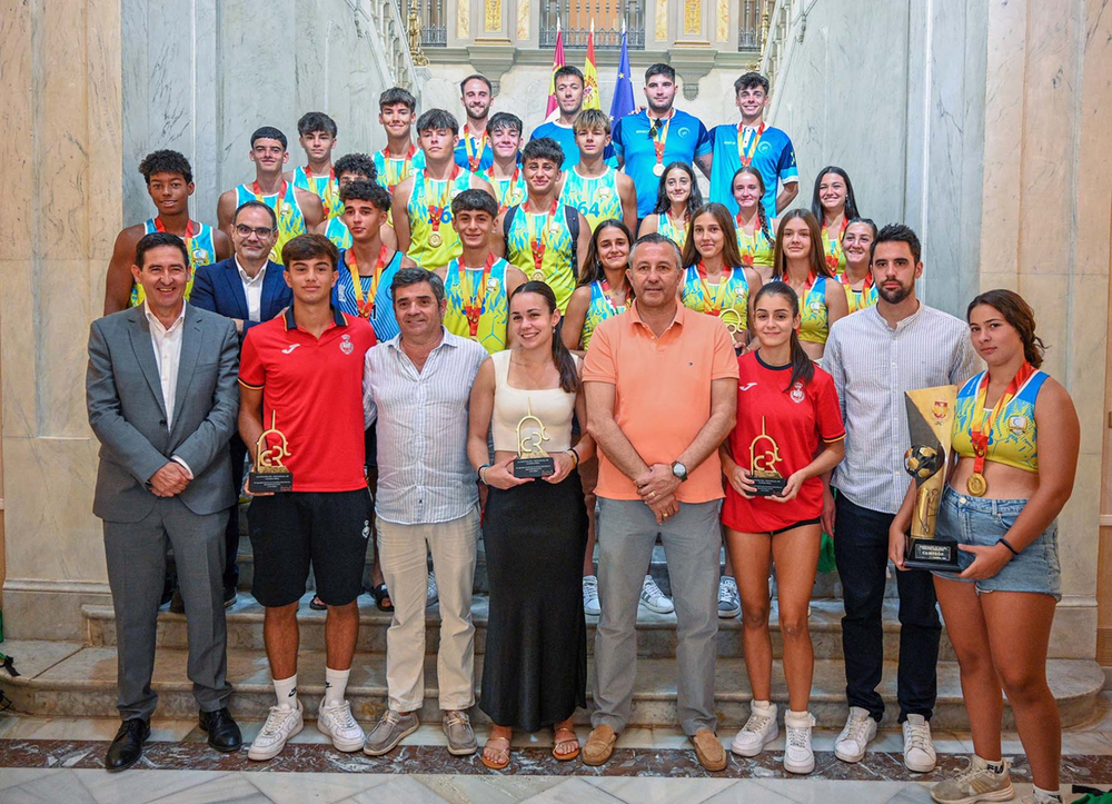 La Diputación reconoce el éxito y mérito deportivo del balonmano playa provincial