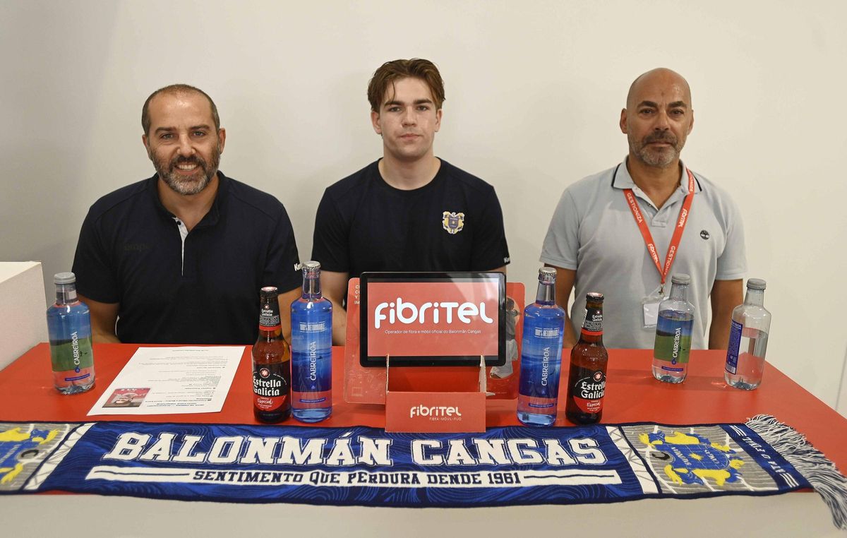 David Valderhaug en el centro junto al director deportivo del Cangas, Óscar Fernández, (izq.) y el director de marca de Fibritel en Galicia, Iván García Flores.