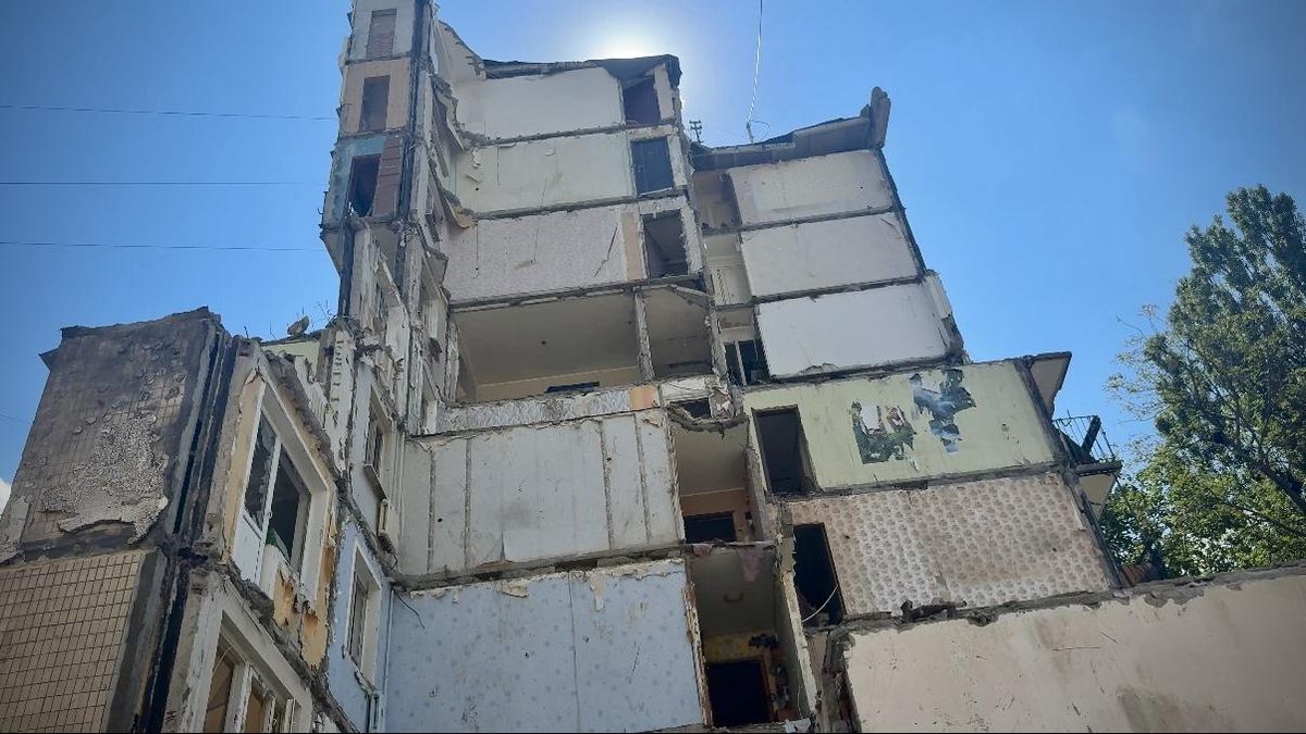 Estado en el que ha quedado el edificio de viviendas de Kiev atacado.