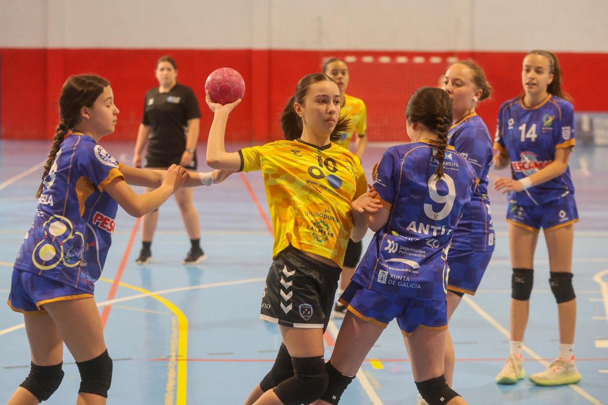 El pabellón de Carril se ha convertido en referencia del balonmano comarcal.
