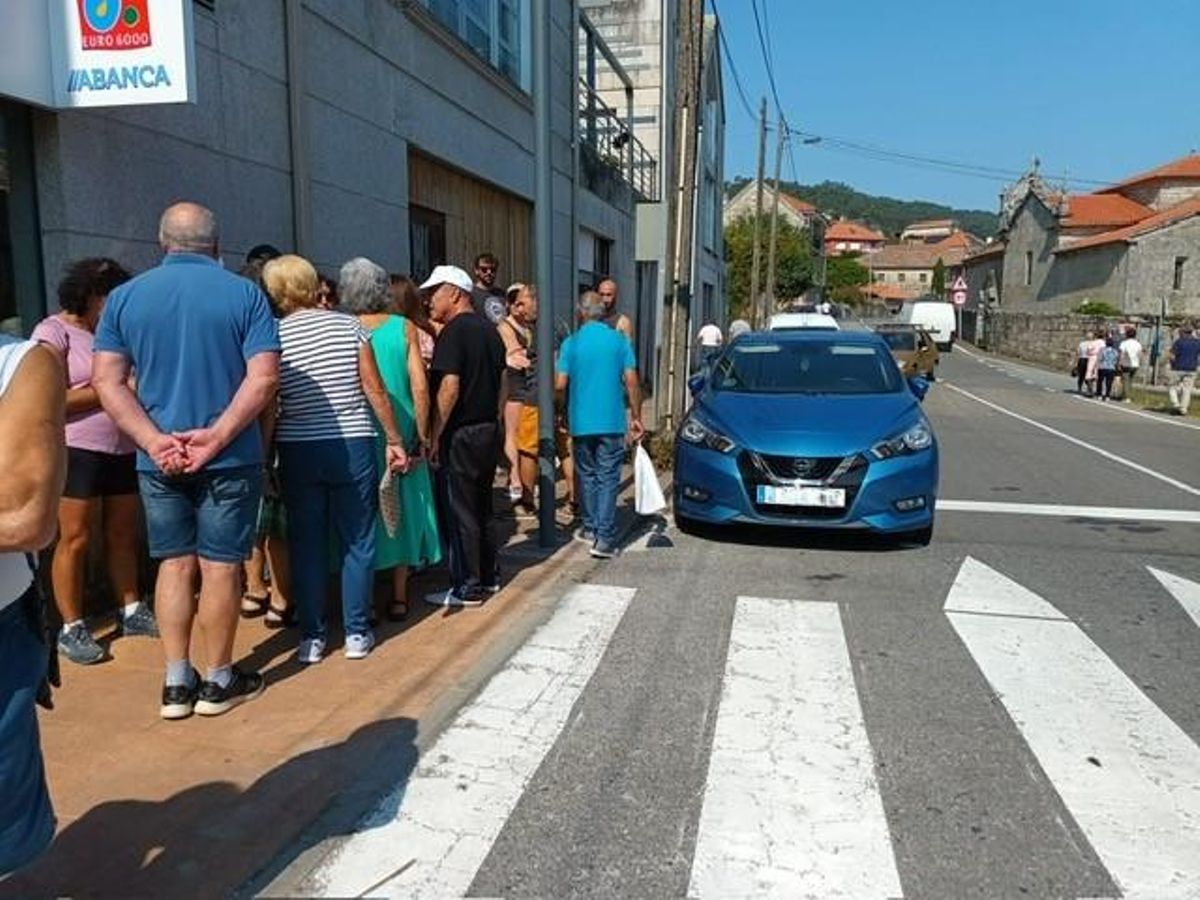 Un grupo de vecinos se dirige a cortar el tráfico tras la concentración, hoy a mediodía.
