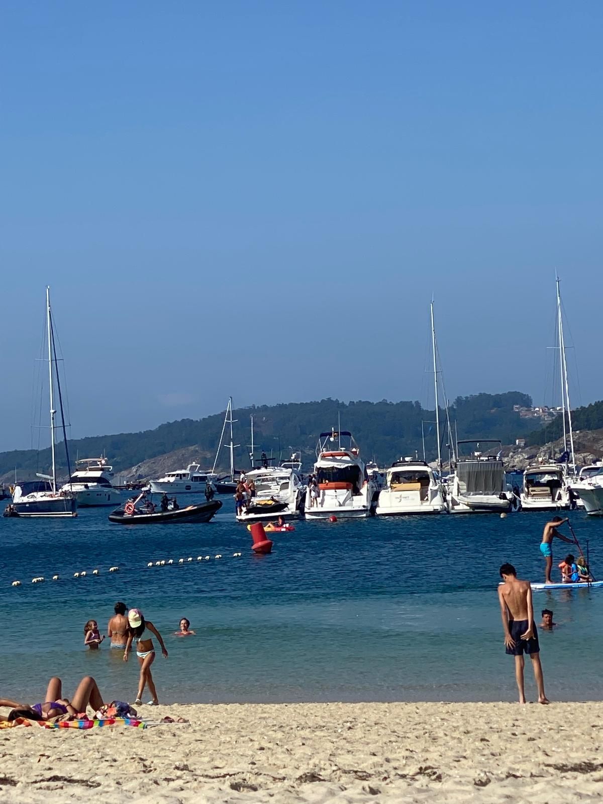 Barcos abarloados en la playa de Arneles en O Hío.