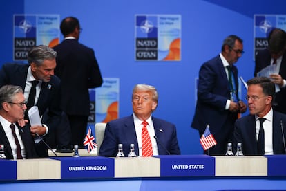 Donald Trump, entre Mark Rutte (derecha) y el primer ministro británico, Keir Starmer, en la cumbre de la OTAN en La Haya el 25 de junio.