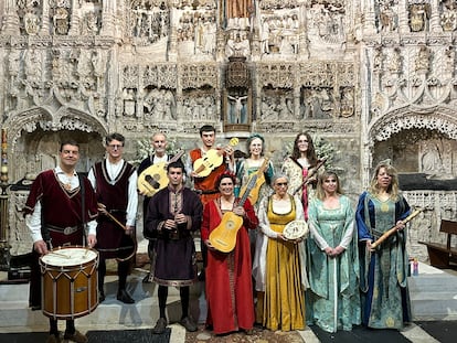 El grupo de música antigua Aldebarán, delante de la iglesia de San Nicolás de Bari, en Burgos, en una imagen cedida por esta formación.
