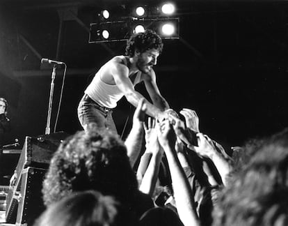 Bruce Springsteen saluda al público en un concierto de 1975. 
