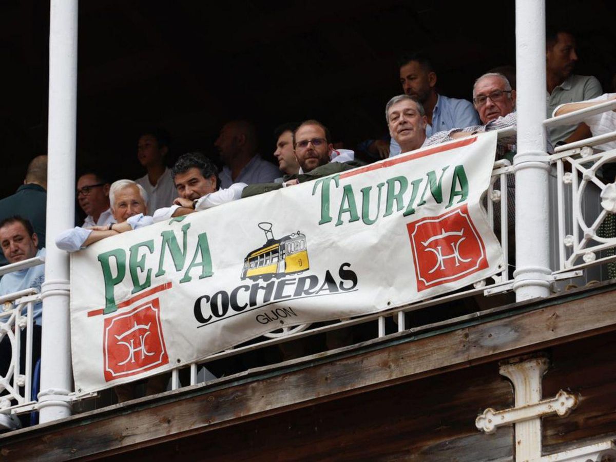 La Peña Cocheras, ayer, en su palco de la plaza de El Bibio. | JUAN PLAZA