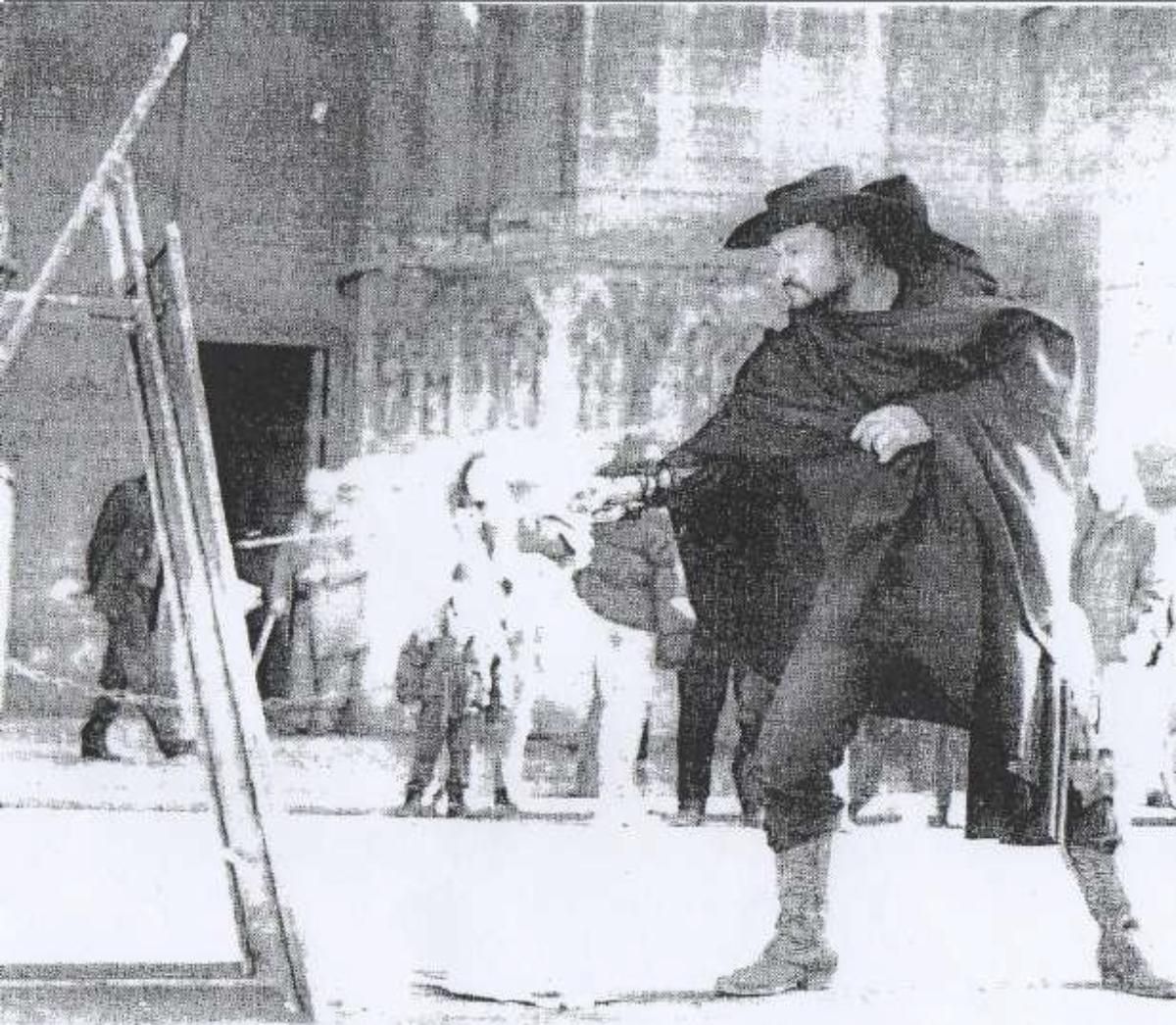 Juan Ramírez, en plena acción de su técnica performática, en la que pintaba con una espada.