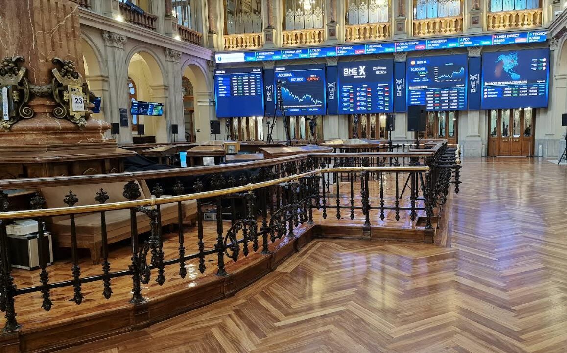 El Ibex 35 se lanza a por los sextos máximos consecutivos sobre los 14.900 de la mano de Sabadell y Repsol