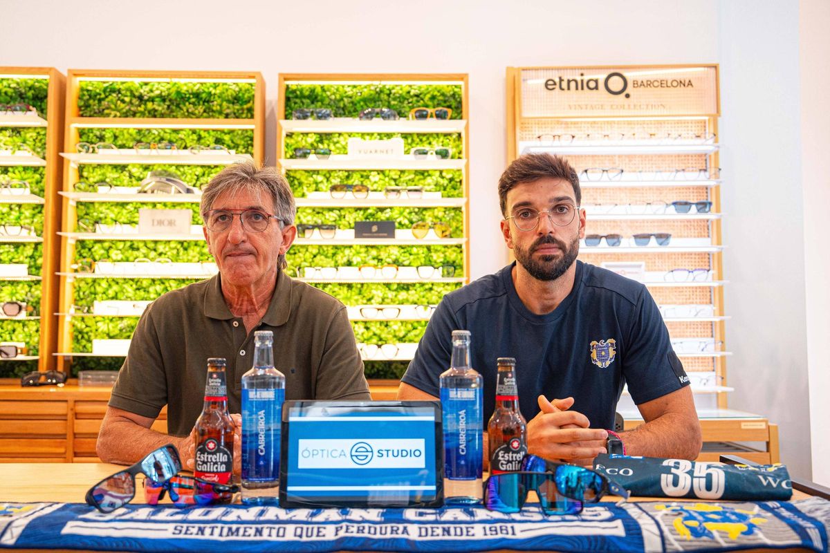 Pablo Castro y el presidente del Balonmán Cangas, Alberto González, este miércoles en la presentación oficial por su regreso al club.