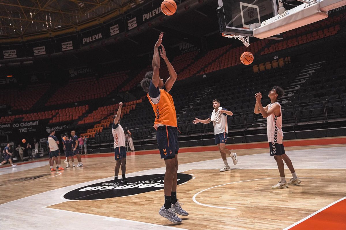 El exterior francés Ilan Laville (derecha) en su estreno entrenando con el primer equipo