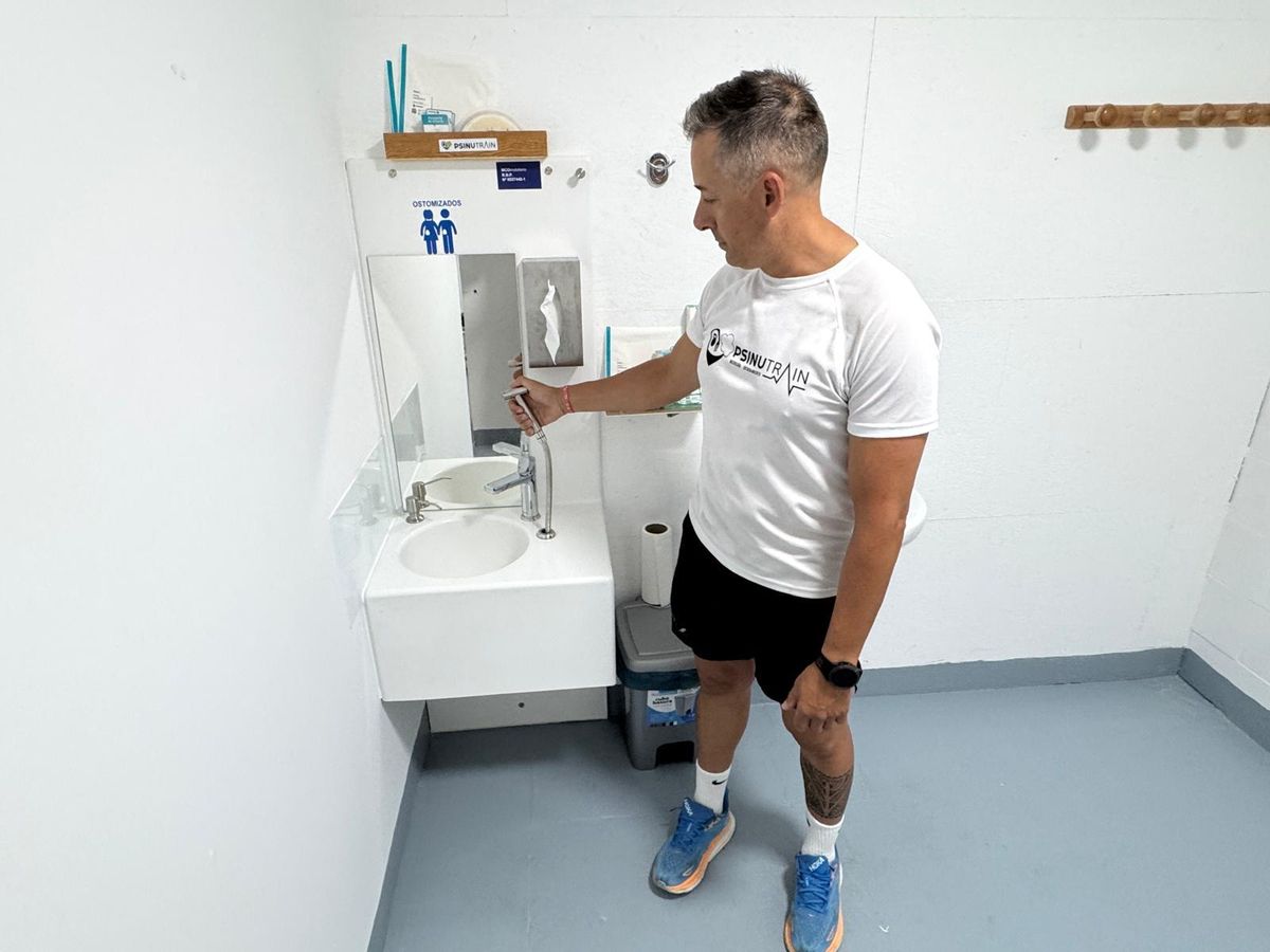 El centro de entrenamiento cuenta con baños adaptados a personas ostomizadas para facilitarle su día a día.