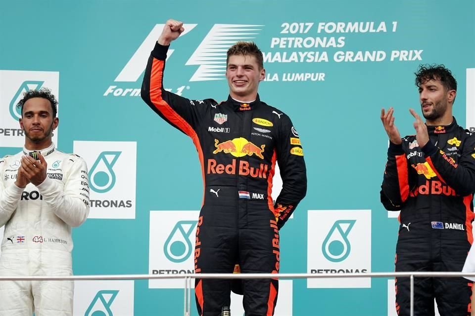 Este fue el último podio del Gran Premio de Malasia. Max Verstappen celebrando en lo más alto.
