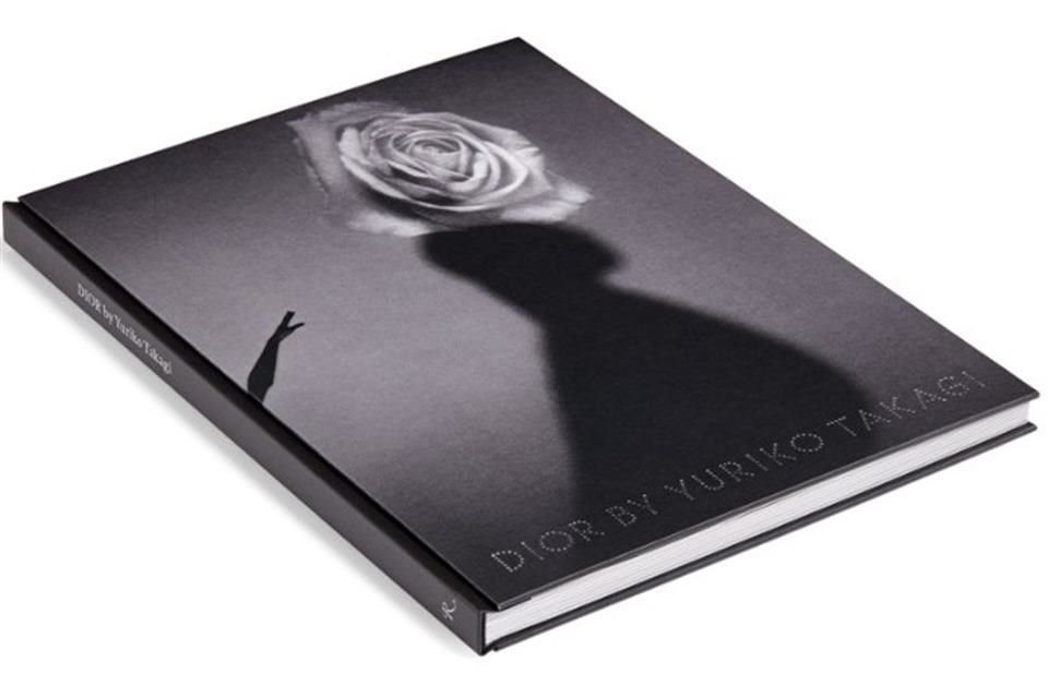 La casa de moda francesa Dior revelará un nuevo libro de fotografías, 'Dior by Yuriko Takagi', que tiene la intención de contar la historia de la obra de la Maison a través de los años.