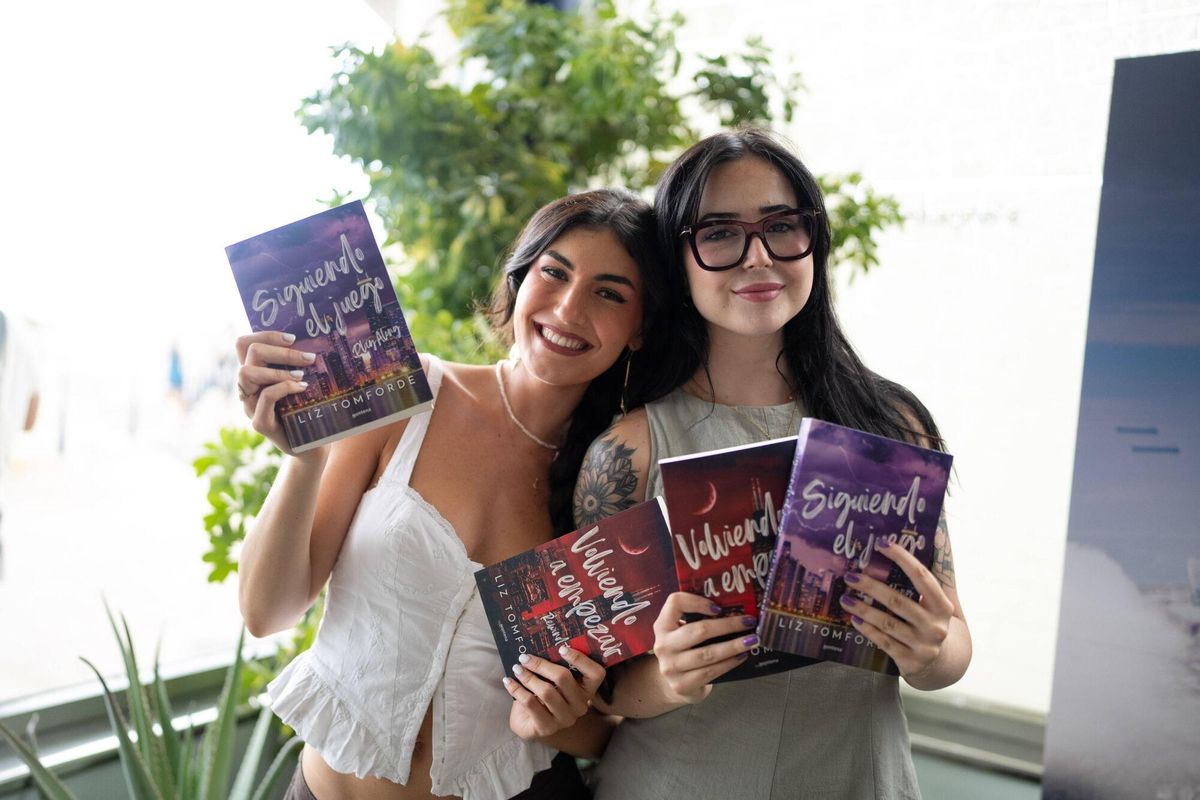 Las 'influencers' Irene Franco (i) y Tamara Molina (d) en un evento para promocionar el libro 'Rozando el cielo'