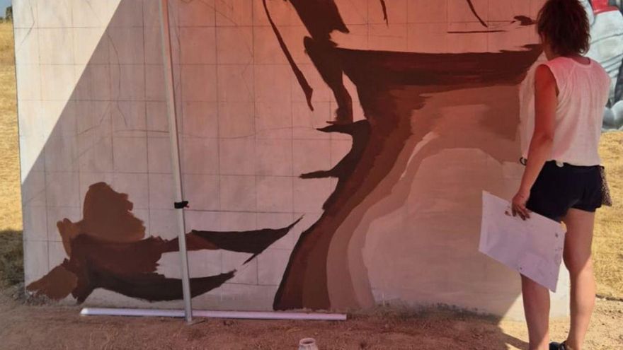 Varios momentos de la preparación del Museo de Arte Mural al Aire Libre de la «Raya» de España y Portugal, en la que cinco nuevos autores procedentes de Milán, Cantabria, León, Burgos y Aliste agregan sus obras.