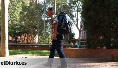 Caminar 15 km diarios por Barcelona hasta que se hace de noche, la rutina diaria de una persona sin hogar: "Intento ser fuerte"
