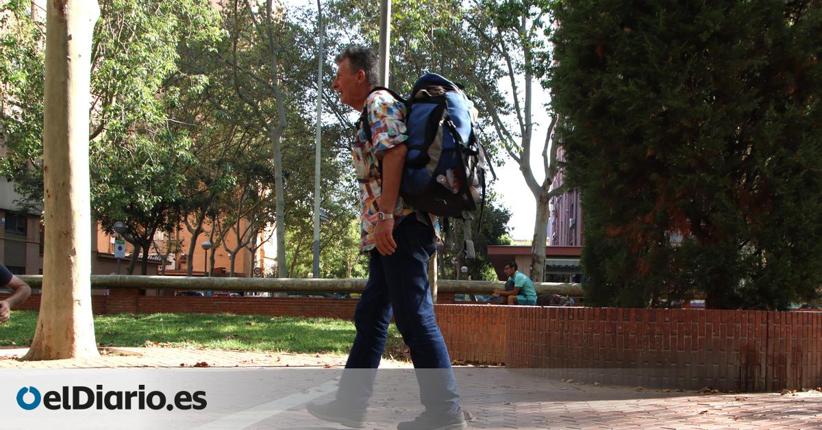 Caminar 15 km diarios por Barcelona hasta que se hace de noche, la rutina diaria de una persona sin hogar: "Intento ser fuerte"