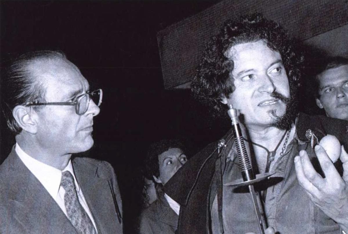 Juan Ramírez, con un huevo en la mano, junto a Jacques Chirac.