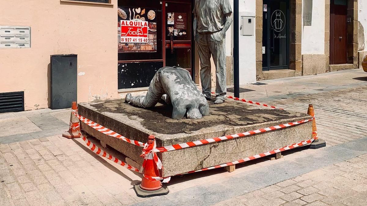 Morán avisa del riesgo de mover su escultura en Plasencia debido a una fractura.