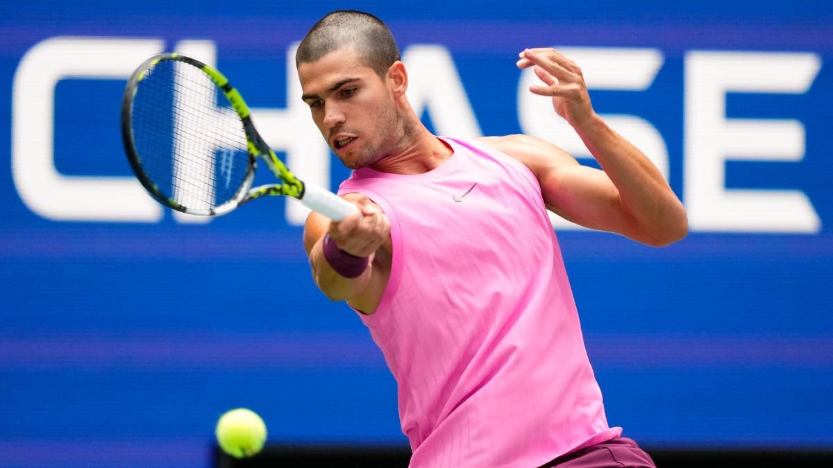Alcaraz lució camiseta rosa ante Darderi