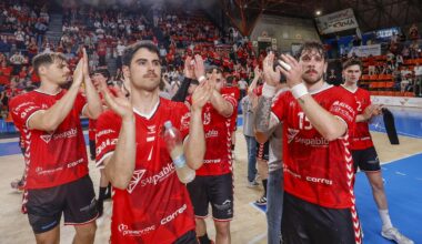 Los jugadores aplauden el apoyo de la afición en el último partido de la temporada pasada.