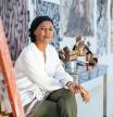 Retrato de Wangechi Mutu n su estudio de Nairobi, adonde regresó en el 2015  aunque mantiene su lugar de trabajo en Brooklyn