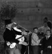 John Lennon, durante la actuación en la Monumental, con sombrero cordobés
