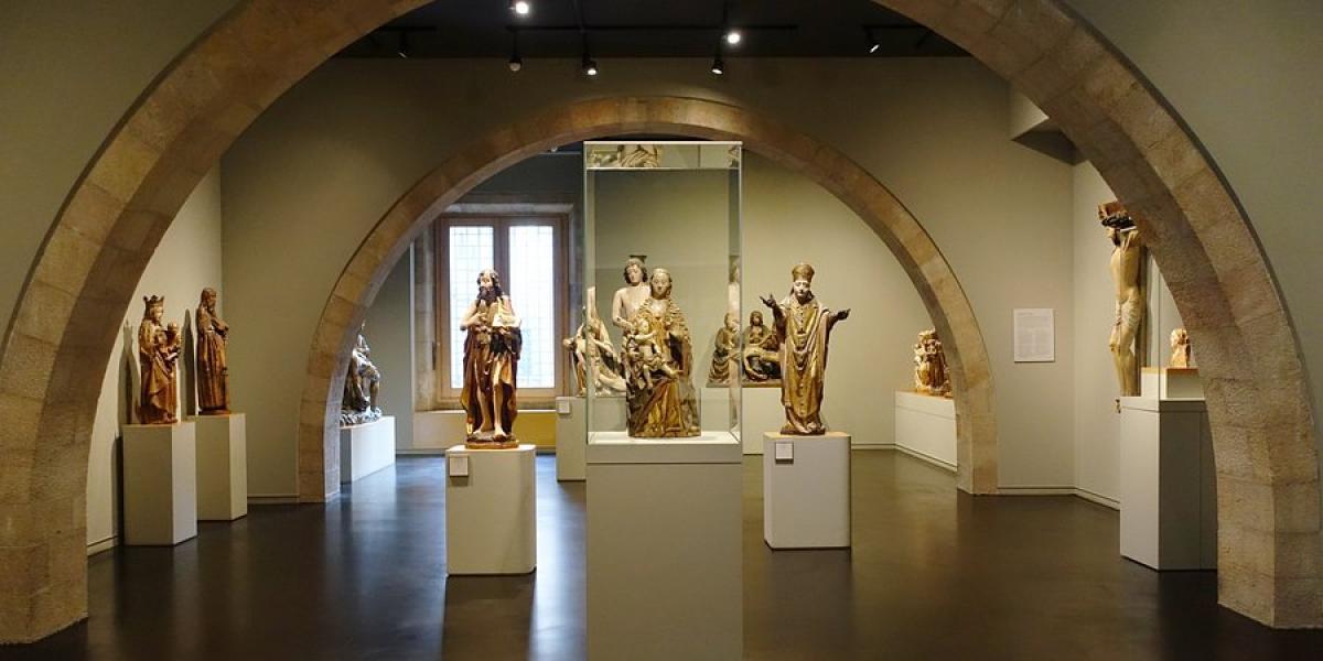 En el Gótico puedes recorrer siglos de escultura gracias al museo fundado por uno de los grandes coleccionistas del Siglo XX