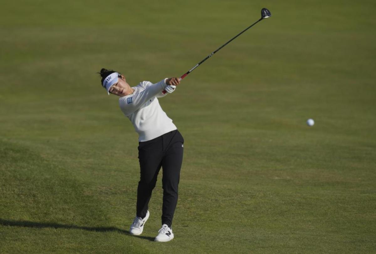Yamashita pincha, pero resiste en cabeza del Open Británico