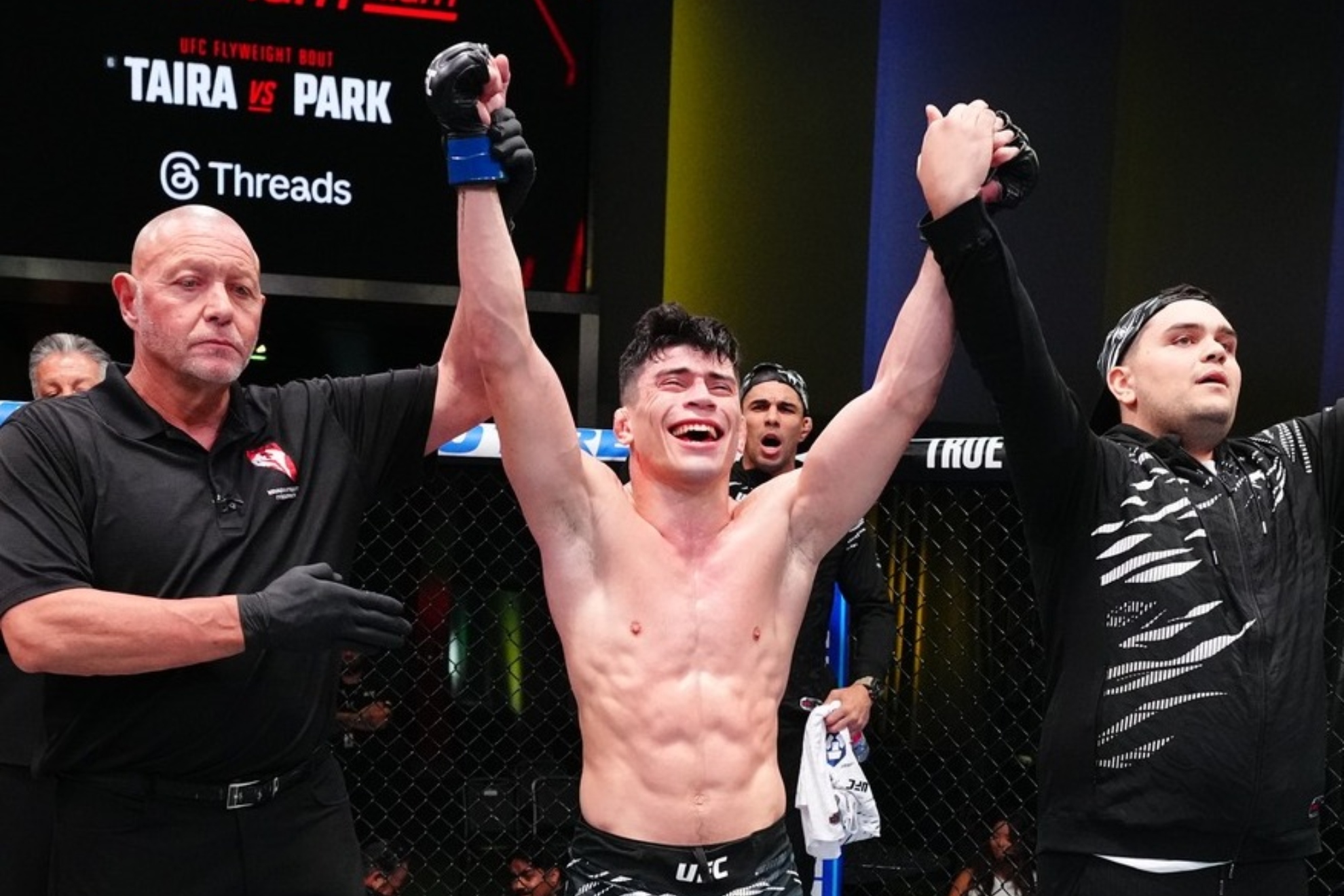 Kevin Vallejos celebrando la victoria.