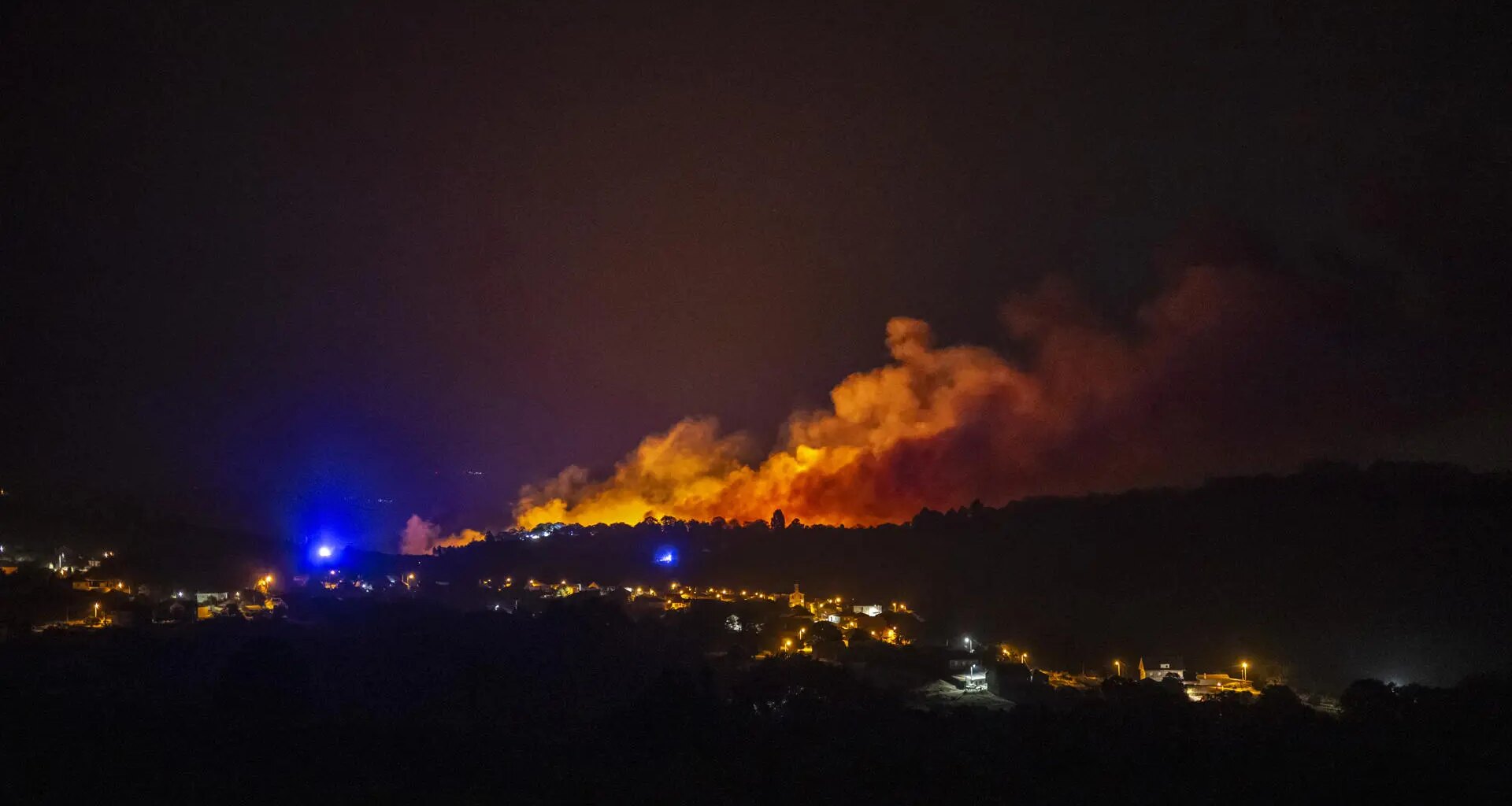 lo peor está en Galicia con cinco fuegos que devoran centenares de hectáreas y uno en Girona confina dos campings