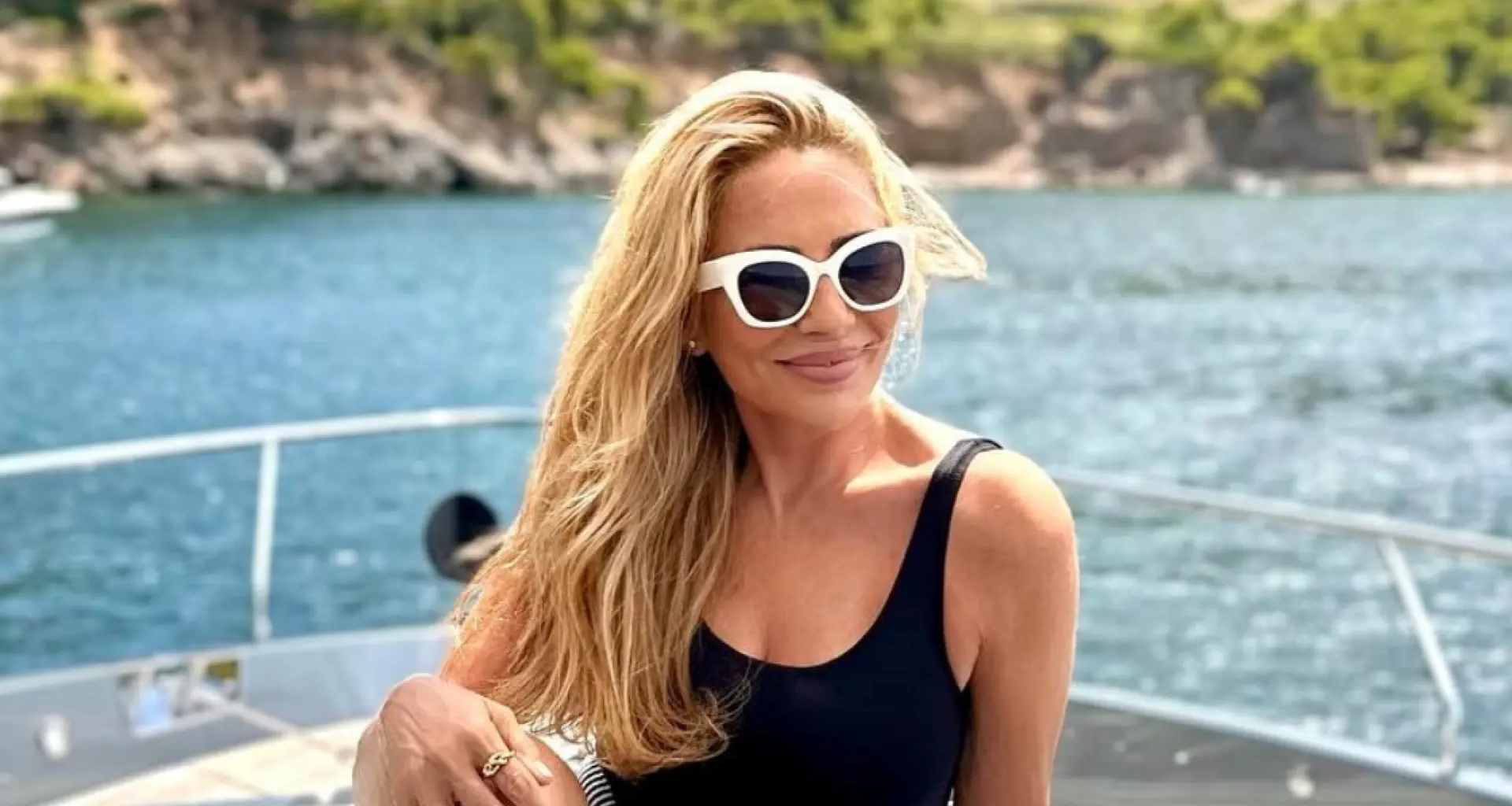 Marta Sánchez, espectacular a sus 50 años con un bañador de rayas: "Qué tipazo tienes"