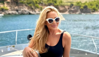 Marta Sánchez, espectacular a sus 50 años con un bañador de rayas: "Qué tipazo tienes"