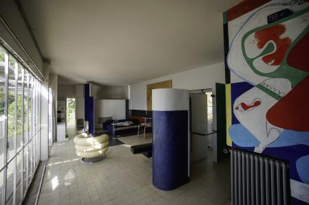La casa E-1027, con muebles de Eileen Gray y mural de Le Corbusier