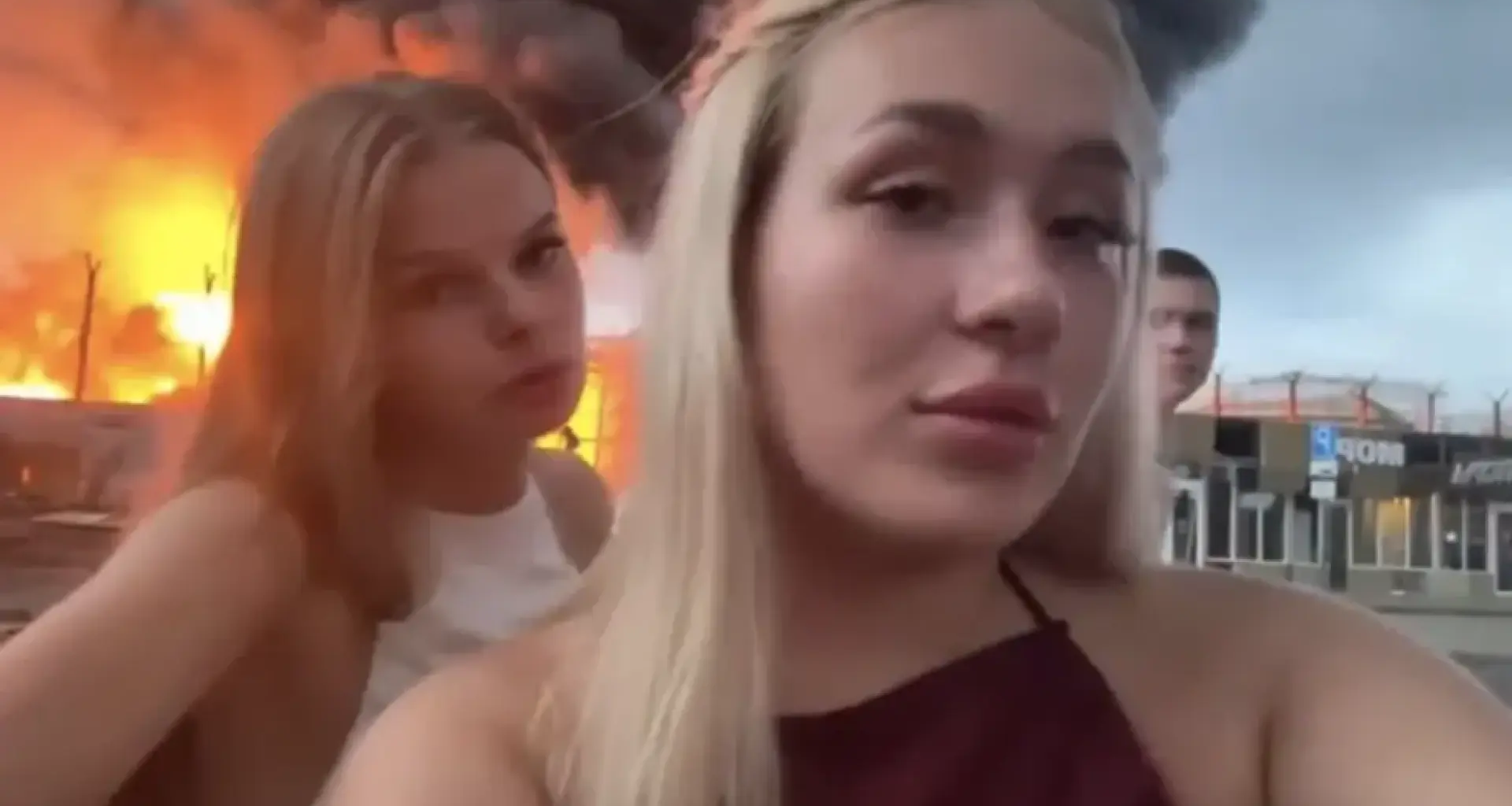 Detienen a dos 'influencers' rusas por grabar un vídeo para TikTok frente a un depósito de petróleo atacado por drones ucranianos