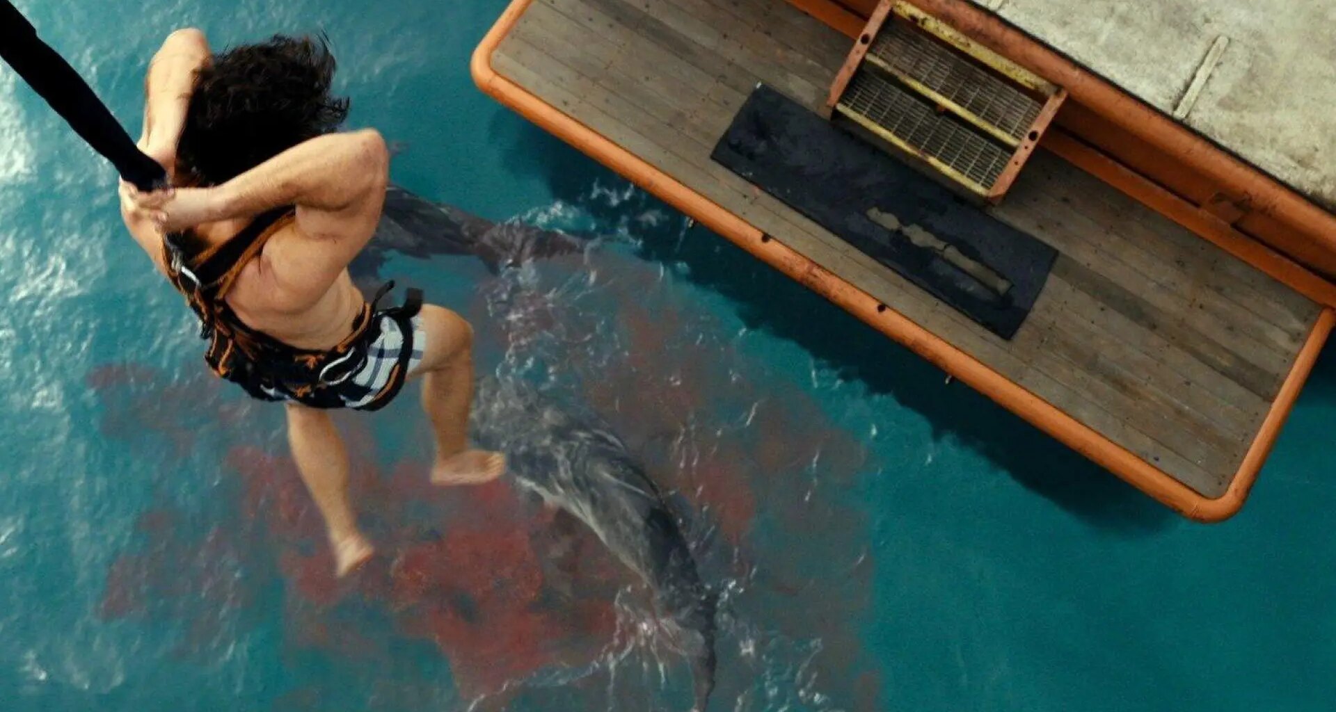 Llega a cines la película de tiburones que necesitas para prepararte para el reestreno del clásico de Spielberg