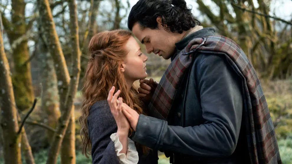 Harriet Slater y Jamie Roy en 'Outlander: Sangre de mi sangre'