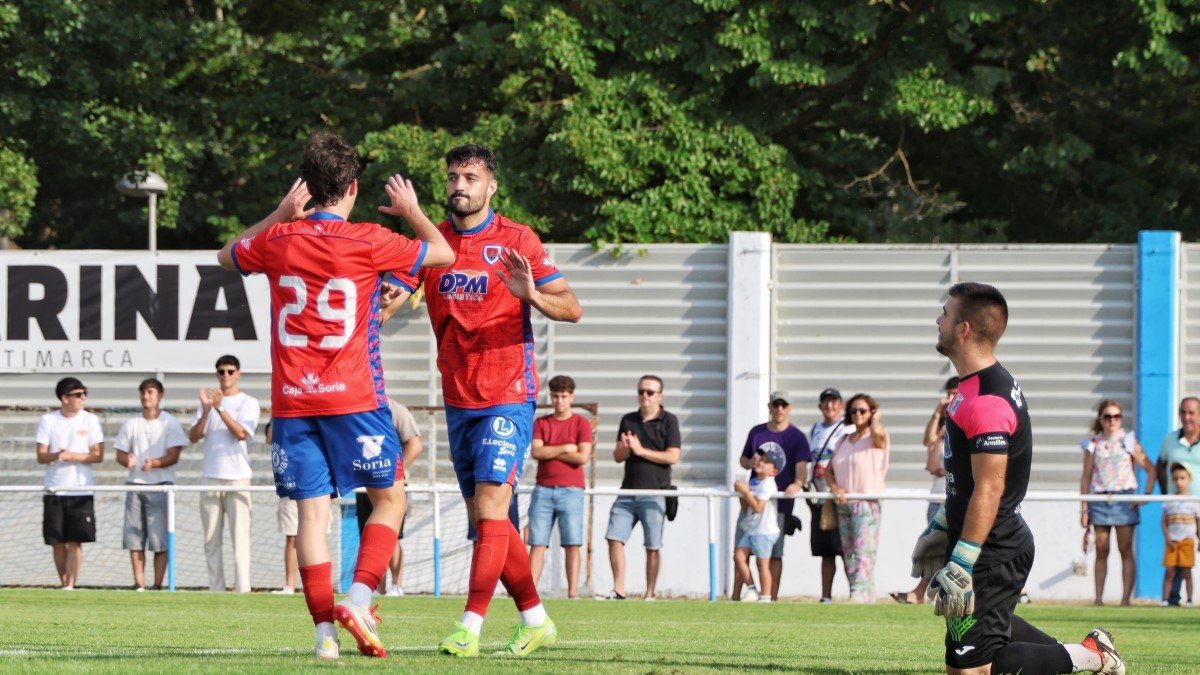 Celebración de uno de los goles del CD Numancia ante el Almazán.