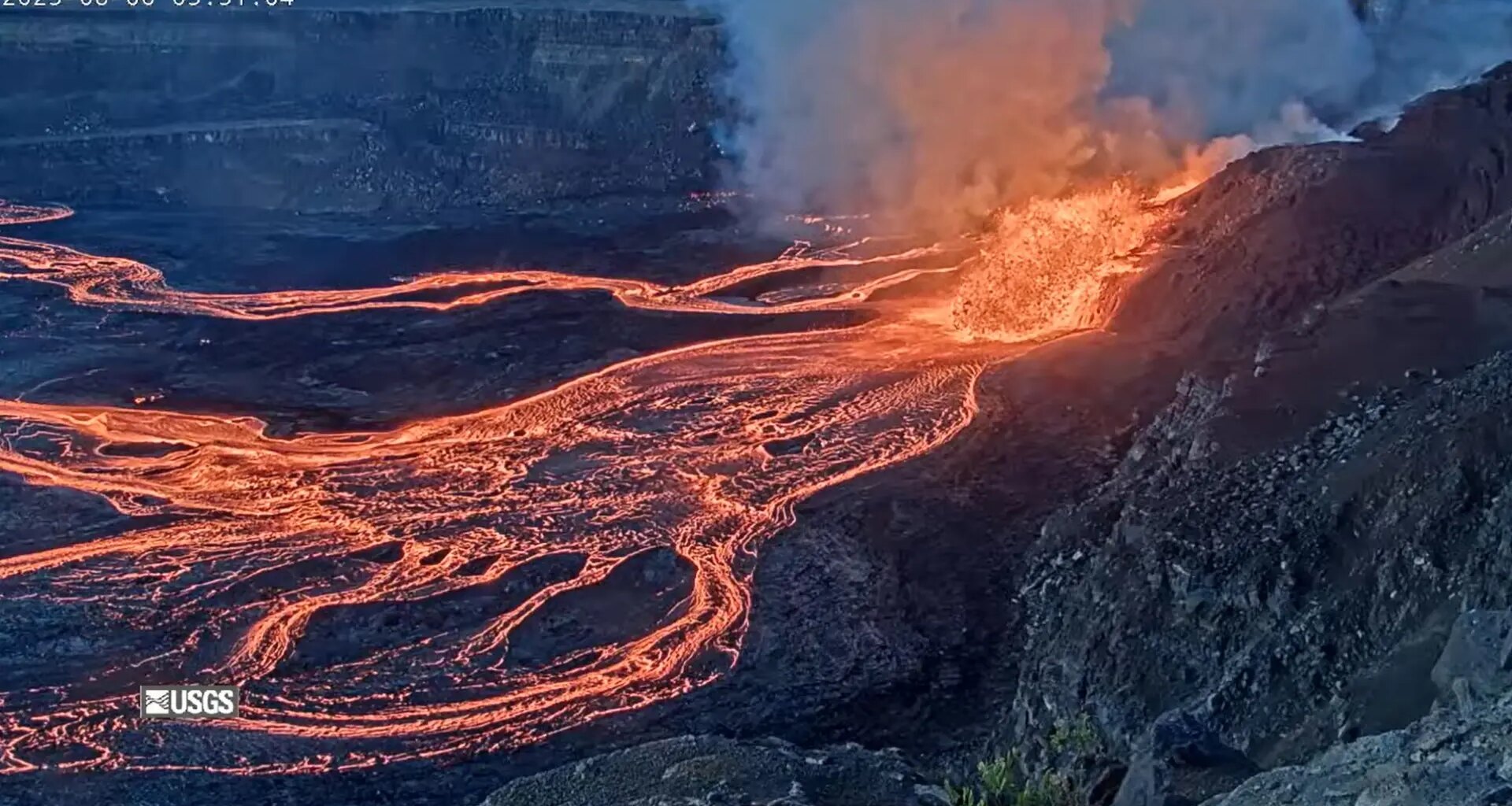 El volcán Kilauea entra nuevamente en erupción y genera fuentes de lava de hasta 90 metros