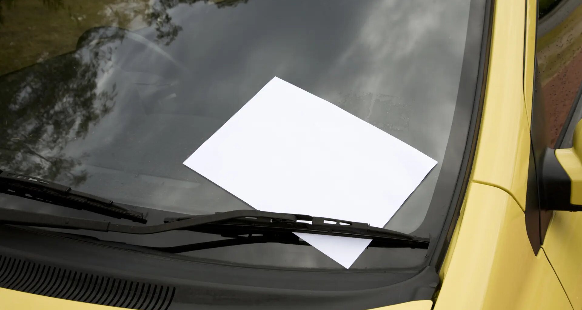 La multa de hasta 1.000 euros por llevar este papel en el coche: pueden retirarte el vehículo