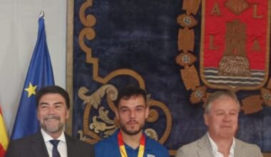 Barcala con la camiseta del Eón de balonmano