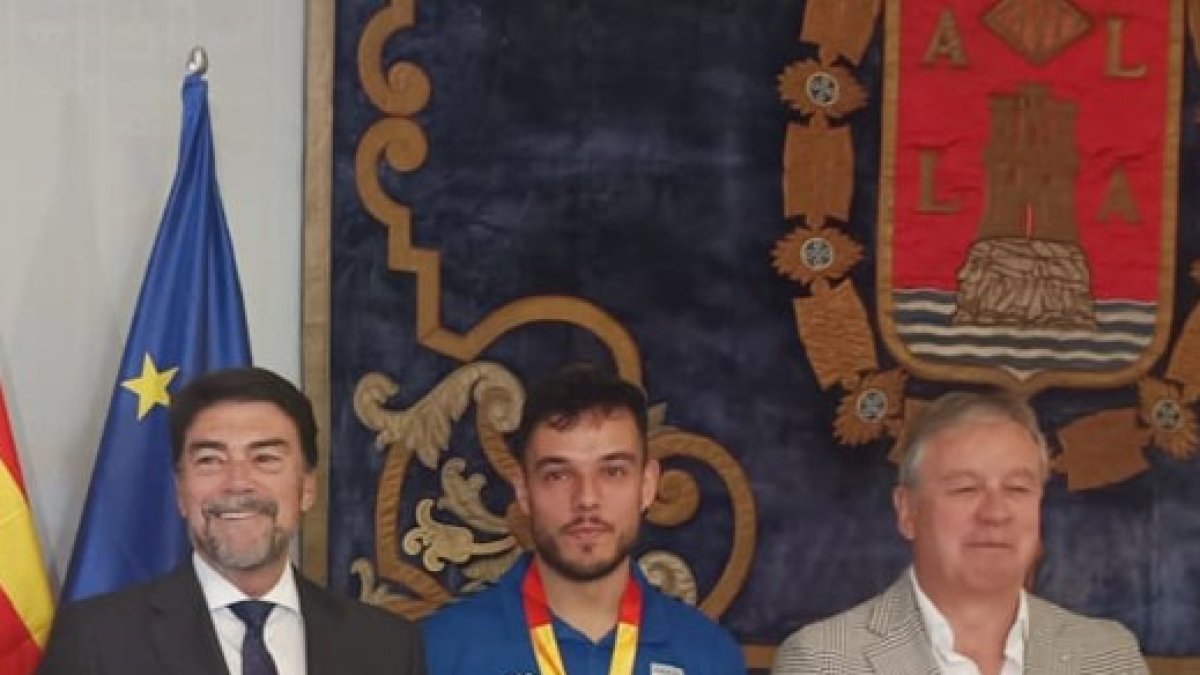 Barcala con la camiseta del Eón de balonmano