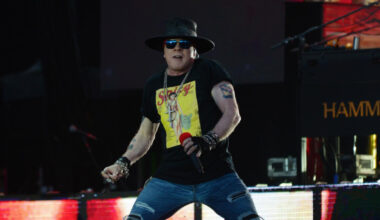 La canción de Guns and Roses inspirada en el libro que obsesionó al asesino de John Lennon