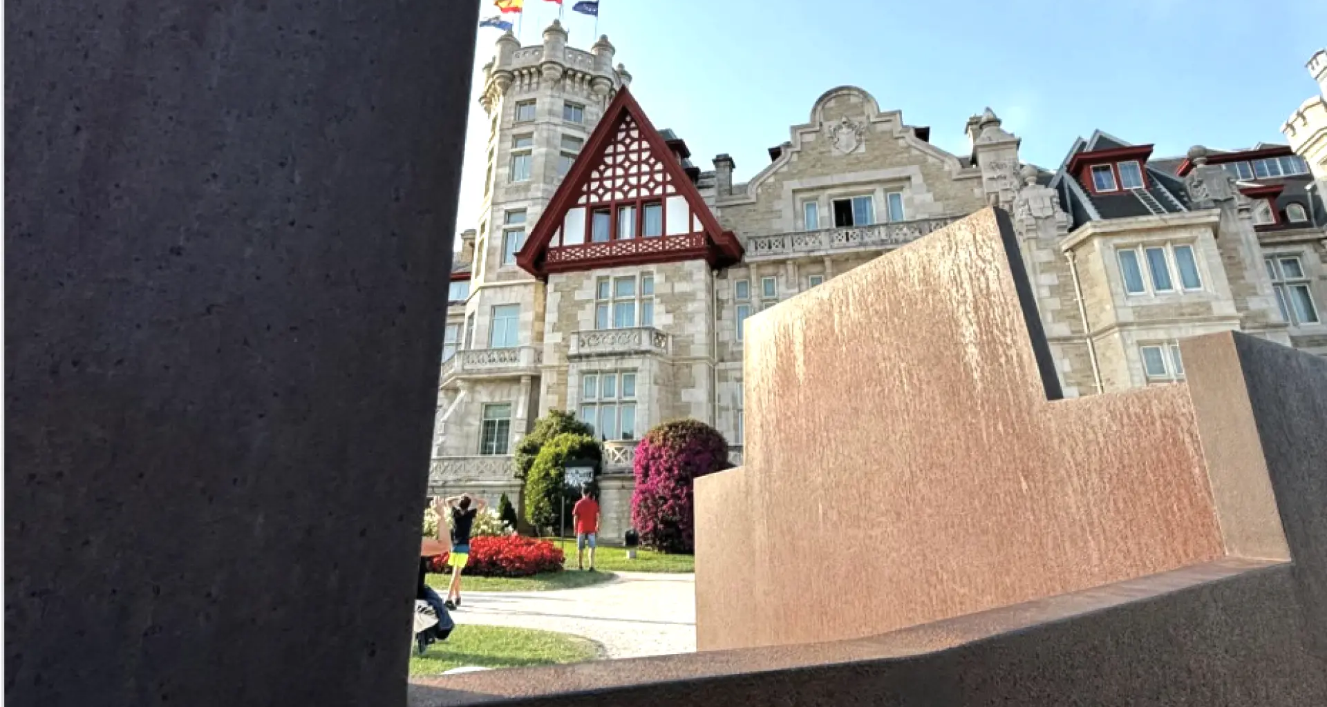 Un Chillida como trípode para las fotos