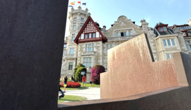 Un Chillida como trípode para las fotos