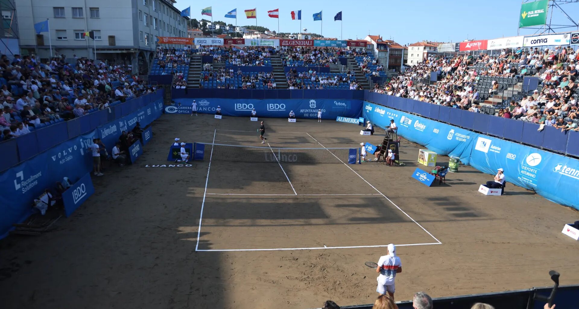 El Torneo de Luanco, una competición de tenis única en el mundo sobre arena... y que depende de las olas del mar