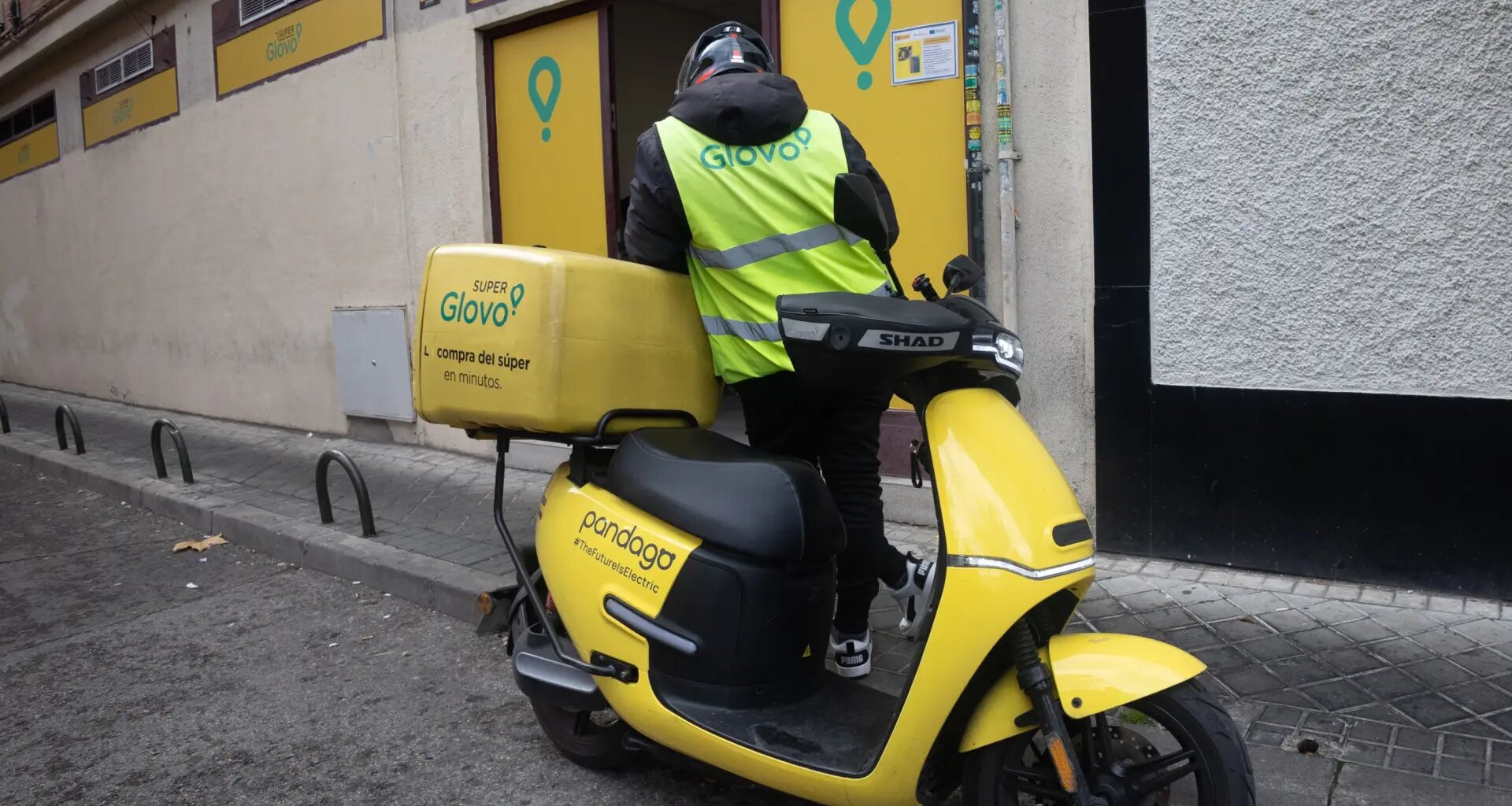 El dueño de Glovo tantea su salida de España por las multas millonarias a su modelo laboral