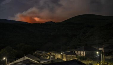 Galicia sufre su peor fuego del verano, el de Ávila provoca un caos ferroviario y preocupan cinco en León