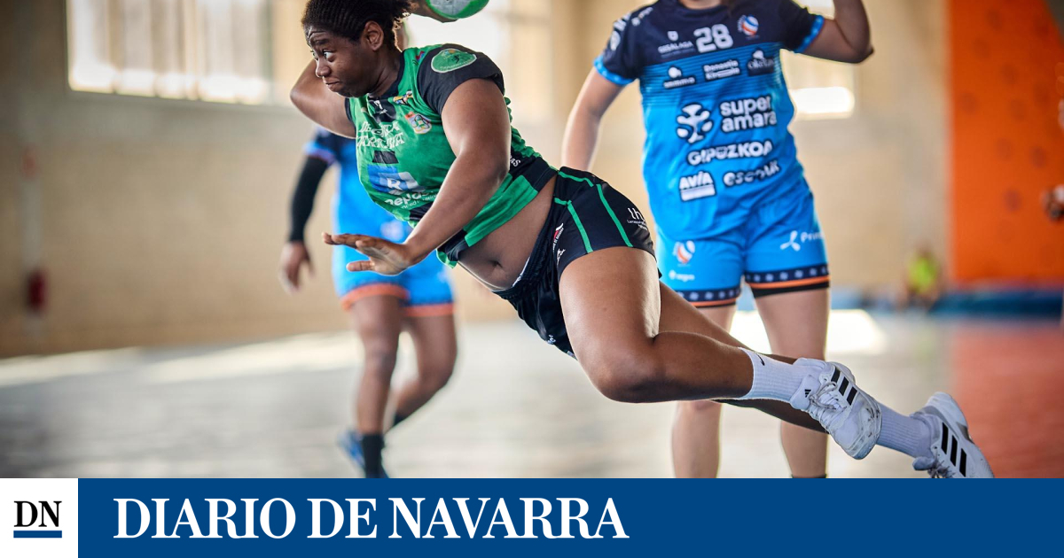 Kelly Fonkeng, con fractura en un dedo de la mano