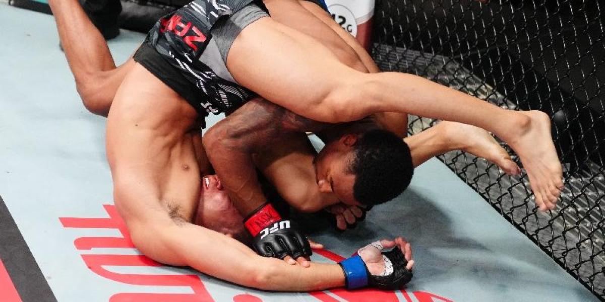 Un peleador de la UFC noquea a su rival... ¡Con un slam digno de la WWE!